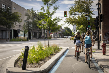 مسیر دوچرخه‌سواری خیابان پیل بین خیابان اسمیت و اتاوا، یکی از محورهایی است که توسط آژانس تحرک پایدار مونترال به طور جدی مورد نظارت قرار خواهد گرفت.