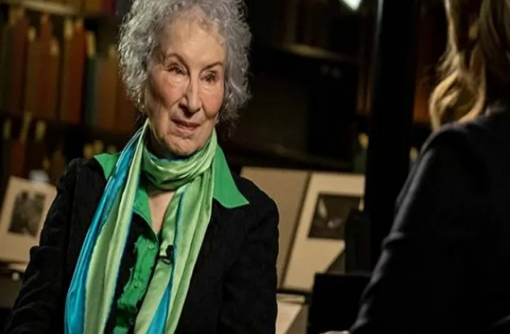 توییت مارگارت اتوود نویسنده برجسته کانادایی: مرگ وحشیانه “مهسا امینی” شاید لحظه سرنوشت‌سازی برای ایران باشد