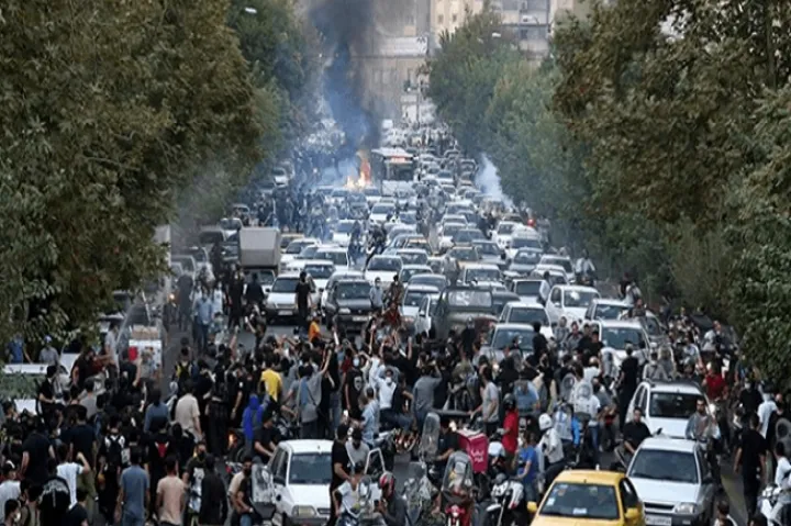 اطلاعیه شماری از فعالان شناخته شده سیاسی و فرهنگی در پشتیبانی از اعتراضات مردم و حمایت از اعتصابات سراسری