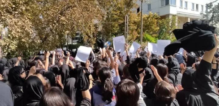 اعتصاب کارگران پالایشگاه، خروش مردم سنندج و تداوم حضور اعتراضی دانش‌آموزان