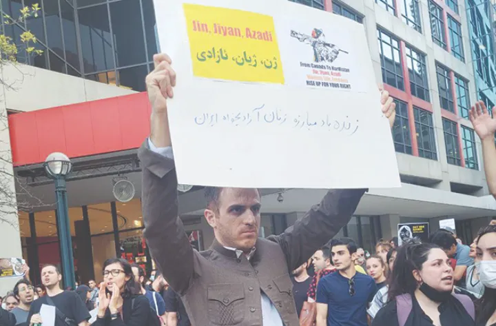 اعتراضات زنان تپش نور در تاریک‌خانه جمهوری اسلامی است