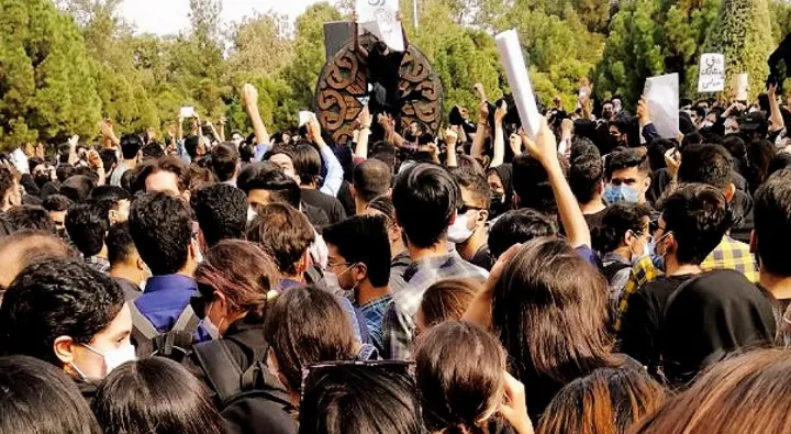 شعله‌ور شدن خشم مردم معترض در سنندج؛ تداوم تظاهرات دانشجویان و دانش‌آموزان