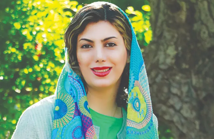 زن عبارتی سیاه‌پوش، تن کلمه‌ای غائب