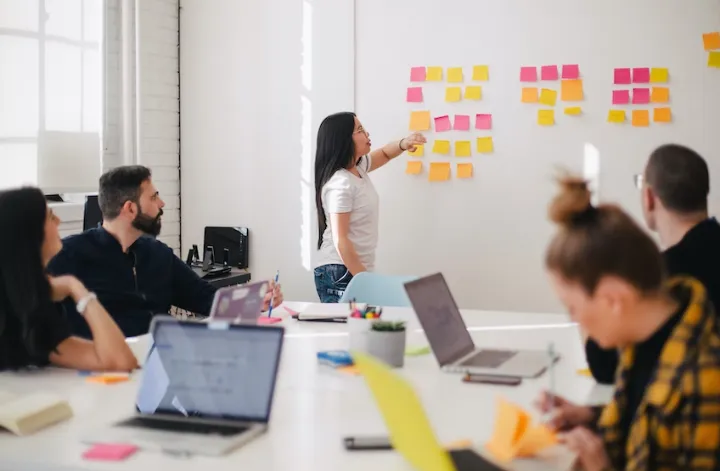 ارائه‌ ده‌ها فرصت شغلی و مصاحبه حضوری با کارفرمایان