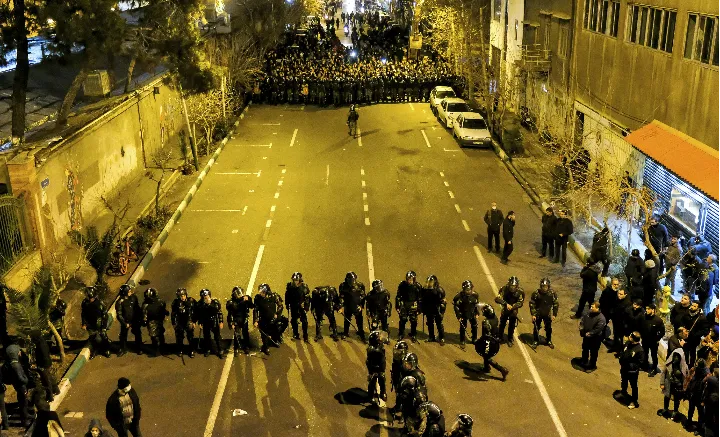 تکیه زدن بر سرنیزه ممکن است اما نشست بر آن نه!