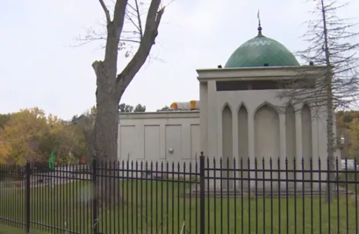 شعارنویسی اعتراضی روی دیوار یک مرکز اسلامی در تورن‌هیل انتاریو