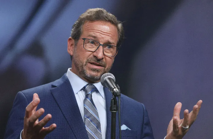 سلطنت یک نهاد نژادپرستانه، سنت‌گرایانه و تحقیرآمیز است