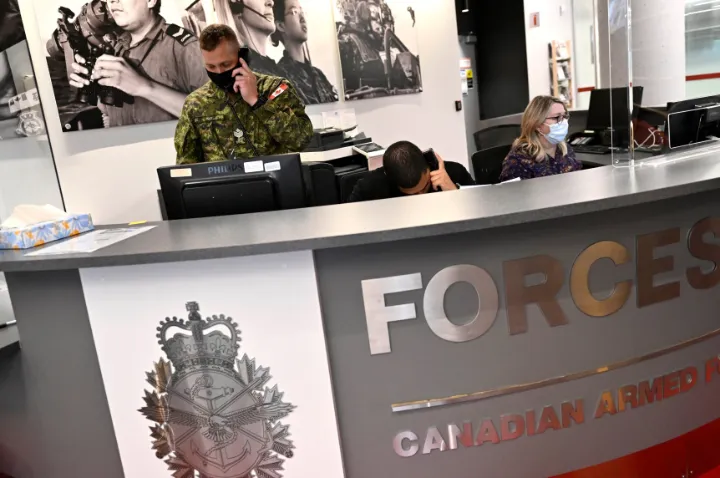 به علت کمبود متقاضی، ارتش کانادا دارندگان اقامت دائم را هم استخدام می‌کند