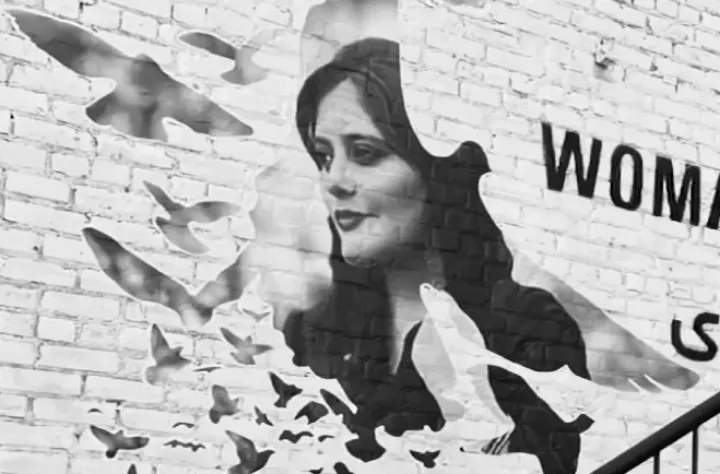 تابلوی "مهسا امینی"، اثر جاسمین دردن، نقاش کانادایی در خیابان پارلمان تورنتو