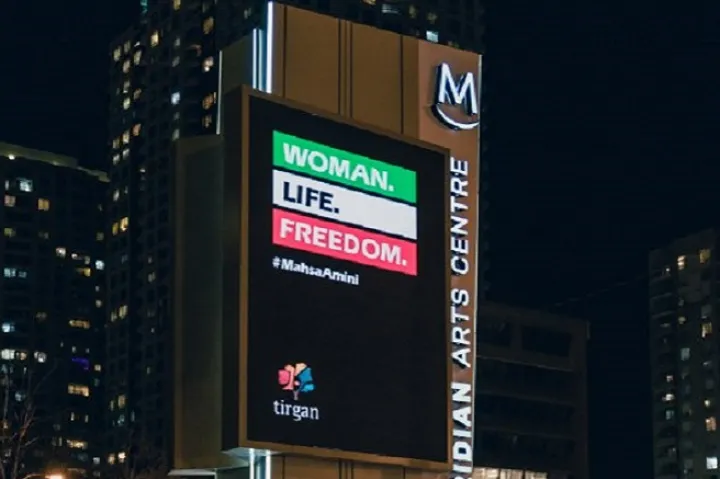 حک شدن پیام "زن، زندگی، آزادی" و هشتگ "مهسا امینی" در تابلوی دیجیتال مرکز فرهنگی "مریدین آرتس سنتر" در نورث یورک