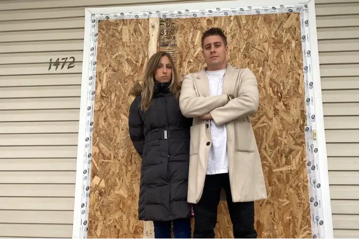 پلیس مونترال به اشتباه ساعت ۵ صبح در یک خانه را شکست و زوج جوان را دستگیر کرد