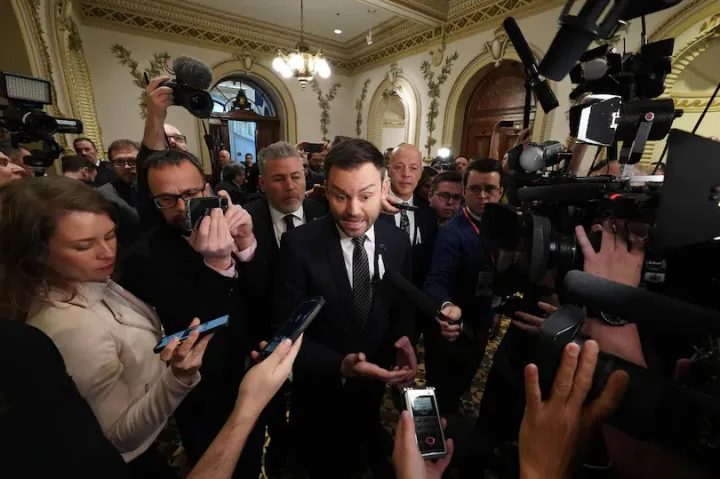 سه نماینده پارتی کبکوآ که به نام پادشاه سوگند یاد نکرده‌اند، از ورود به پارلمان منع شدند