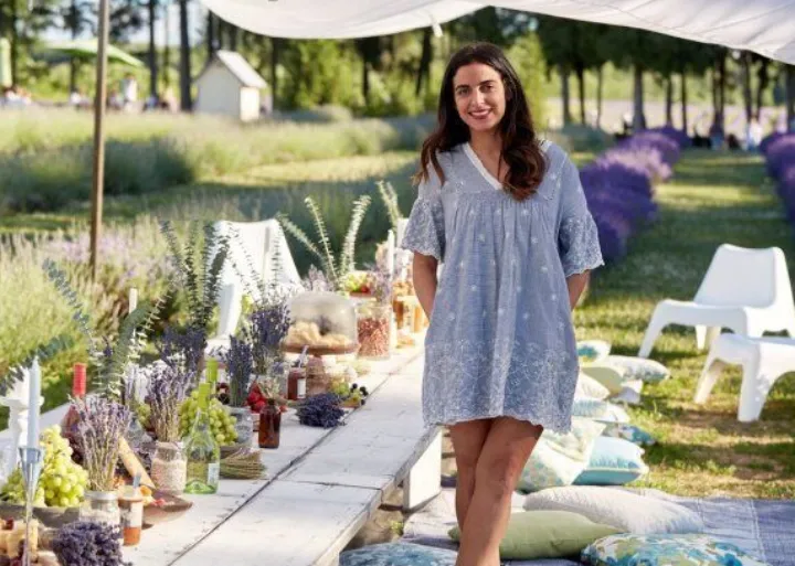 هانا حاجیلو، ایرانی ساکن مونترال از لبخند اجباری در این روزها می‌گوید