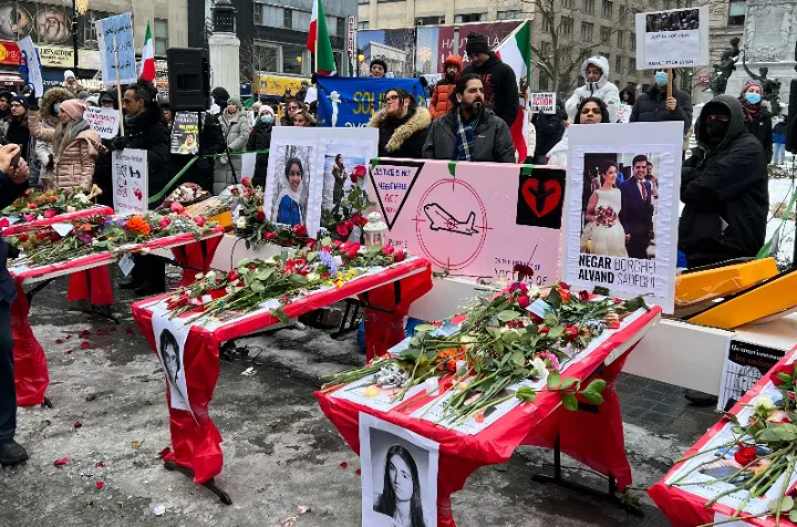 ایرانیان مونترال عکس قربانیان حکومت جمهوری اسلامی را گلباران کردند