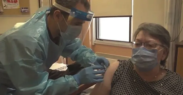 تزریق اولین واکسن کرونا در مونترال توسط یک ایرانی