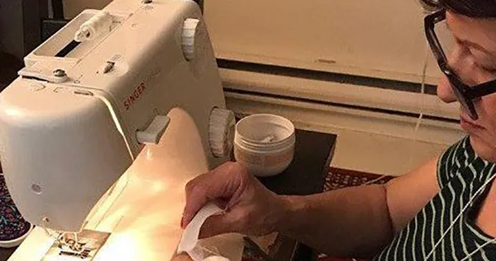 ماسک‌ دست‌ساز و نان خانگیِ خانم ایرانی برای همسایگان