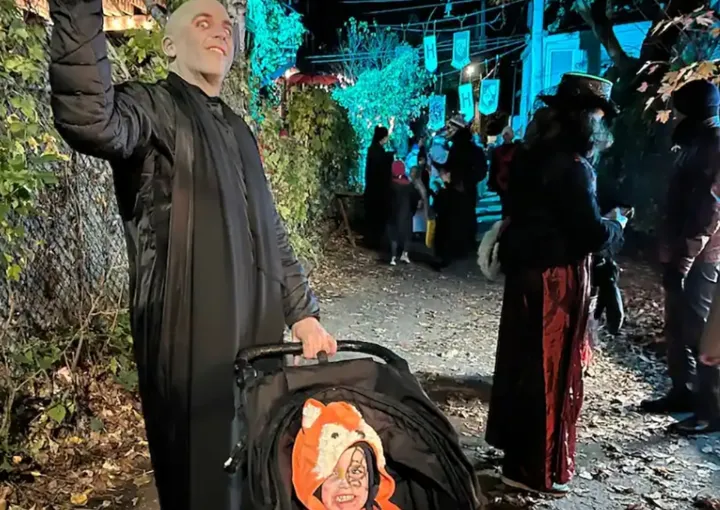 خنده، شادی و هیجان هیولاهای کوچک در جشن هالووین به رغم سرما