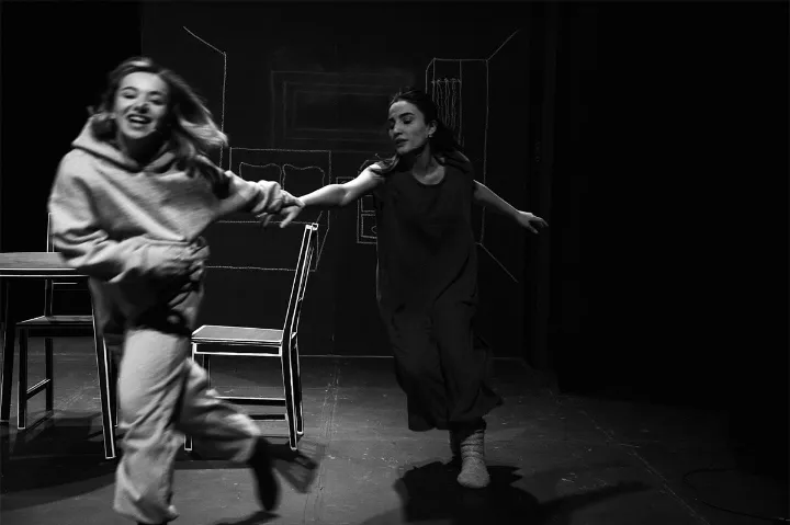 نگاهی به نمایش «بی‌صدا» از پیام سعیدی و کارگردانی گلی زارعی