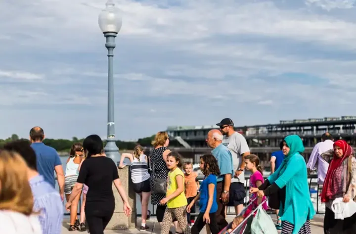 فرانسوا لوگو: دولت فدرال مسئول ۴۲۰ هزار مهاجر موقت در استان است