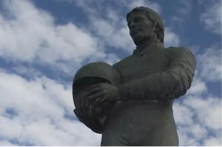 ۱۲ هزار دلار جایزه کسی که مجسمه دزدیده شده راننده فرمول یک را پیدا کند