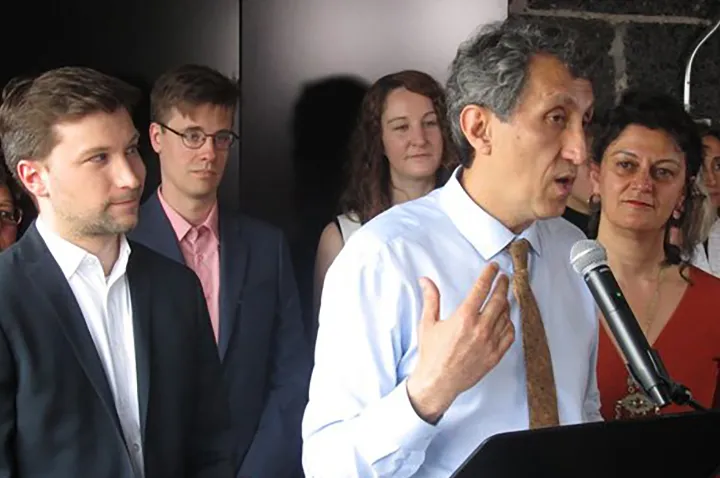 امیر خدیر مقام‌های حزبی و پارلمانی را رها کرد