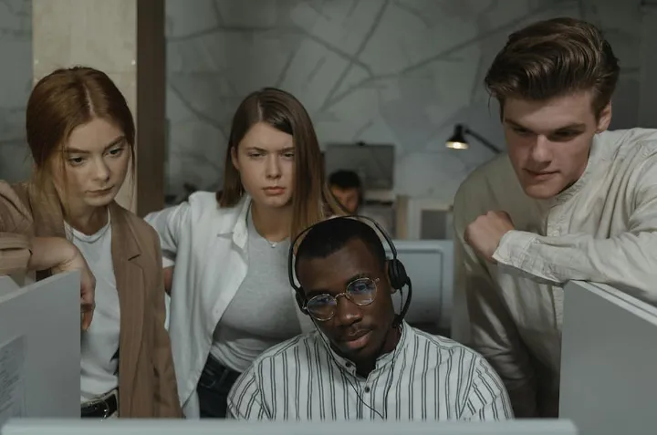 وقتی می‌فهمی همکارت بیشتر می‌گیرد ...