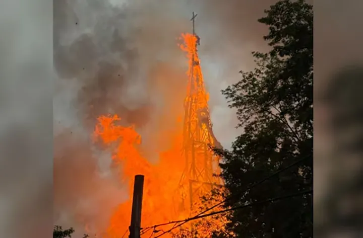 آتش‌سوزی مهیب در کلیسای تاریخی سنت-اور، کبک