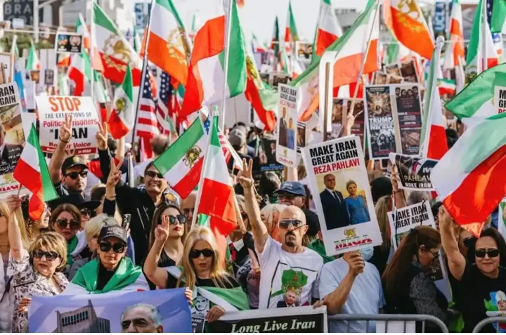 بیش از ۳۵۰ هزار تن در دمای صفر درجه‌ی تورنتو به خیابان‌ها آمدند